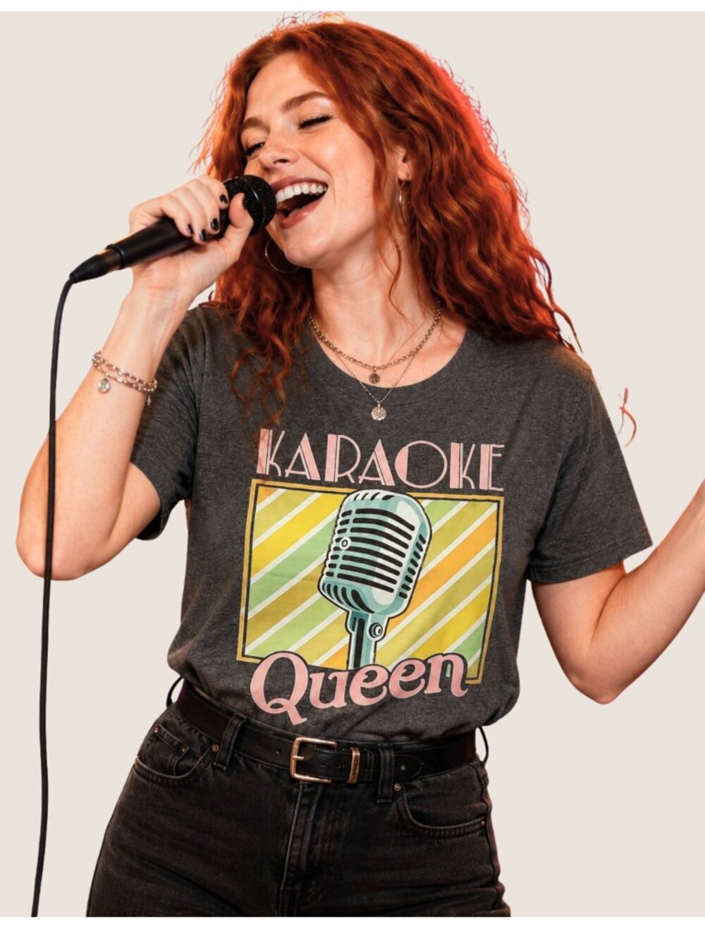 Karaoke Queen Graphic Tee Womens M Retro Microphone Music Shirt